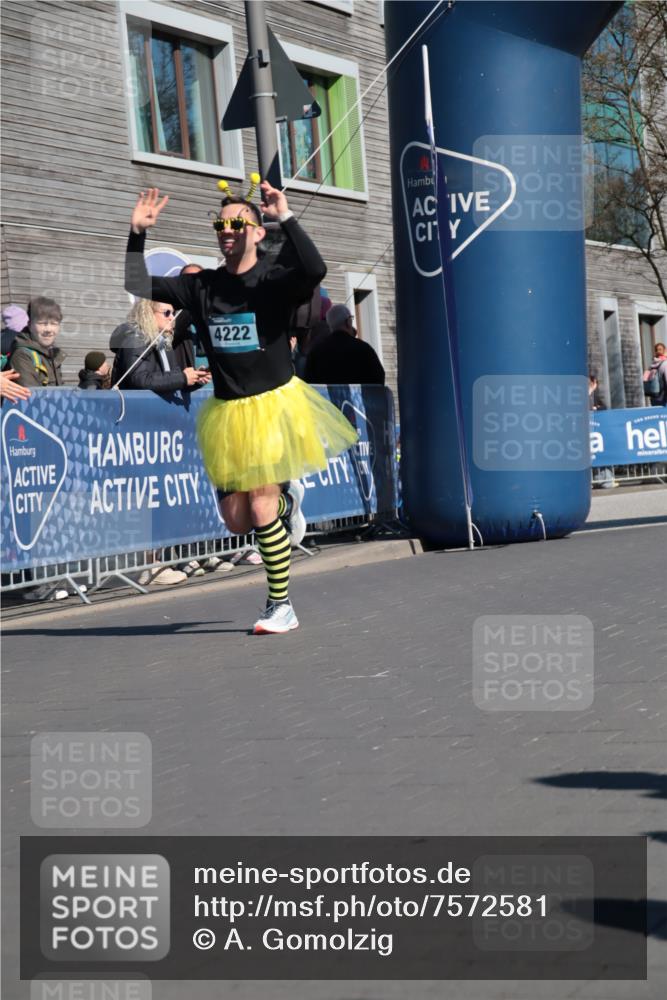 06.04.2025 - 44. Internationalen Wilhelmsburger Insellauf A. Gomolzig http://msf.ph/oto/7572581 06.04.2025 10:43:57 Ziel 4222, 4509, 5063 meine-sportfotos.de