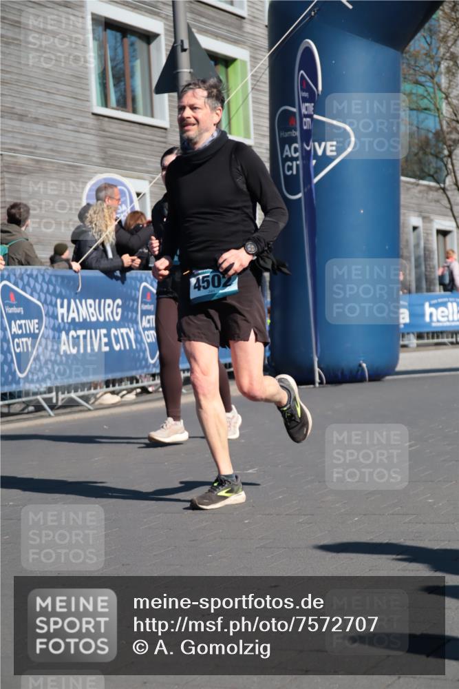 06.04.2025 - 44. Internationalen Wilhelmsburger Insellauf A. Gomolzig http://msf.ph/oto/7572707 06.04.2025 10:43:46 Ziel 3219, 3268, 3380, 4144, 4476, 4502, 4536 meine-sportfotos.de