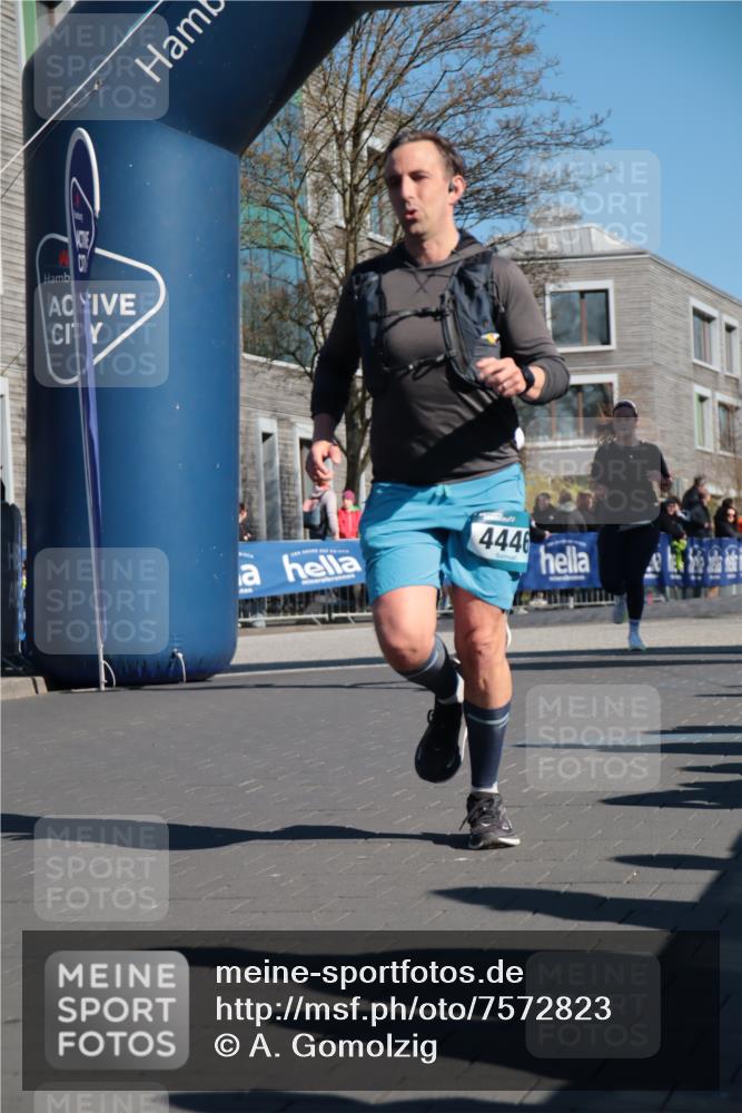 06.04.2025 - 44. Internationalen Wilhelmsburger Insellauf A. Gomolzig http://msf.ph/oto/7572823 06.04.2025 10:43:33 Ziel 3735, 3821, 3924, 4395, 4446 meine-sportfotos.de