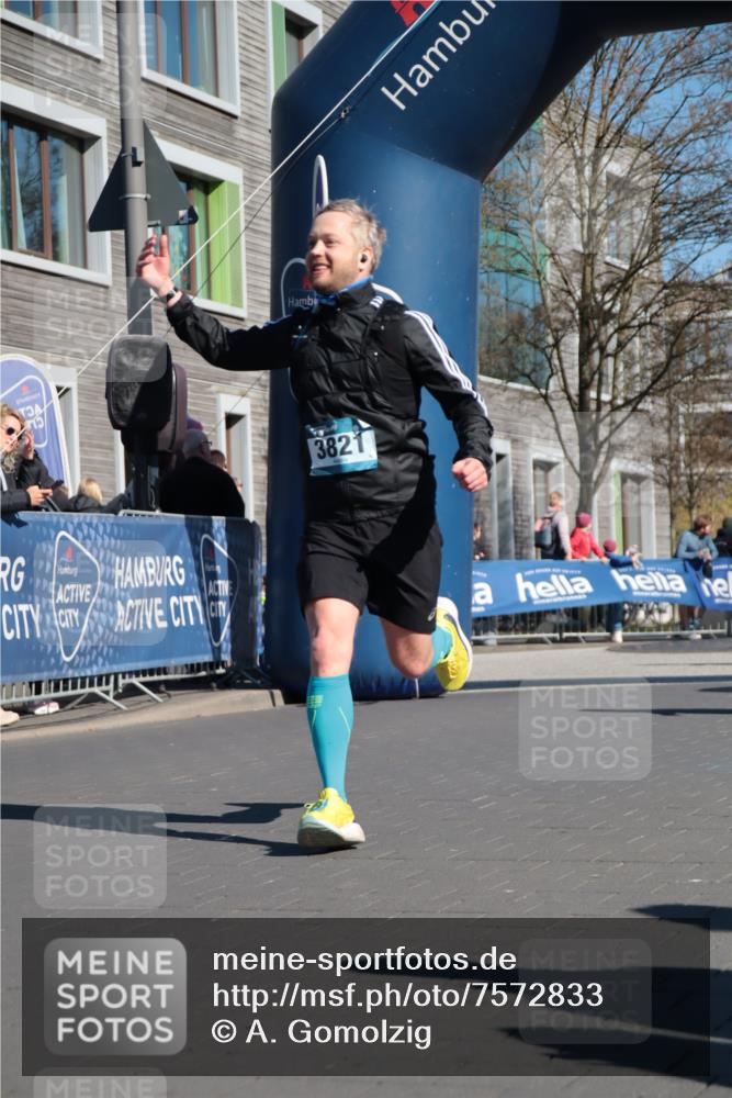 06.04.2025 - 44. Internationalen Wilhelmsburger Insellauf A. Gomolzig http://msf.ph/oto/7572833 06.04.2025 10:43:31 Ziel 3735, 3821, 3924, 4395, 4446 meine-sportfotos.de