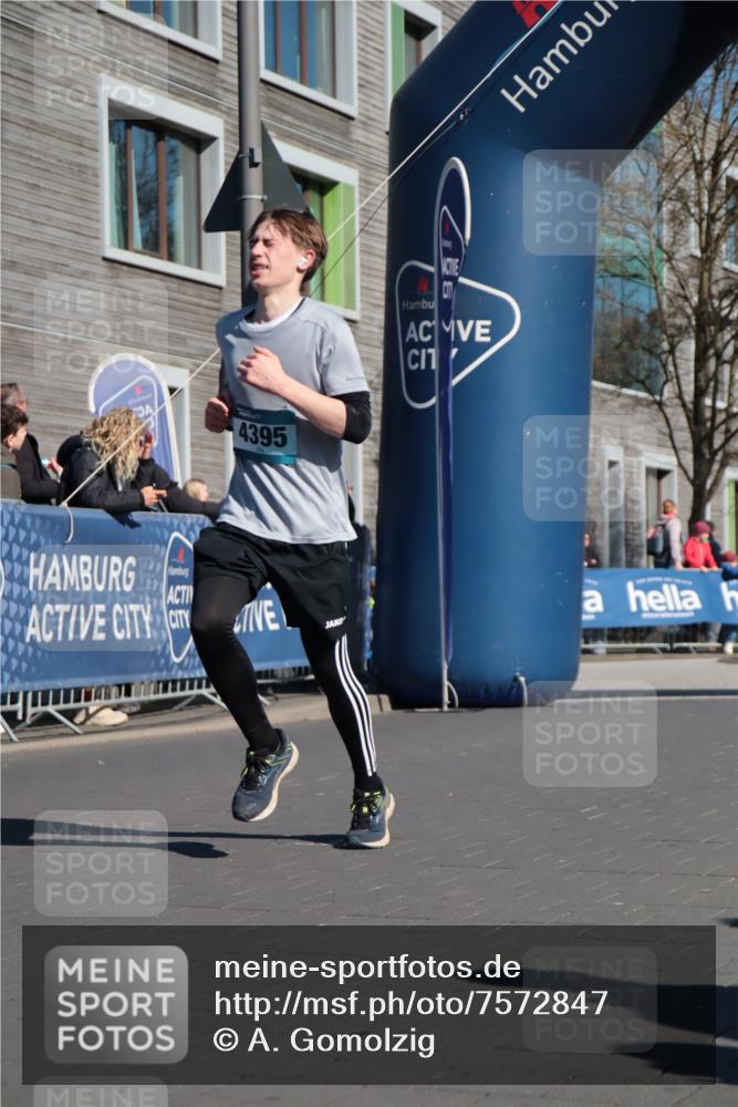 06.04.2025 - 44. Internationalen Wilhelmsburger Insellauf A. Gomolzig http://msf.ph/oto/7572847 06.04.2025 10:43:28 Ziel 3158, 3821, 3827, 4395, 4446 meine-sportfotos.de