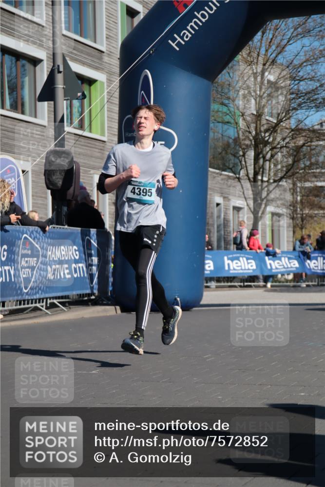 06.04.2025 - 44. Internationalen Wilhelmsburger Insellauf A. Gomolzig http://msf.ph/oto/7572852 06.04.2025 10:43:27 Ziel 3158, 3821, 3827, 4395, 4446 meine-sportfotos.de