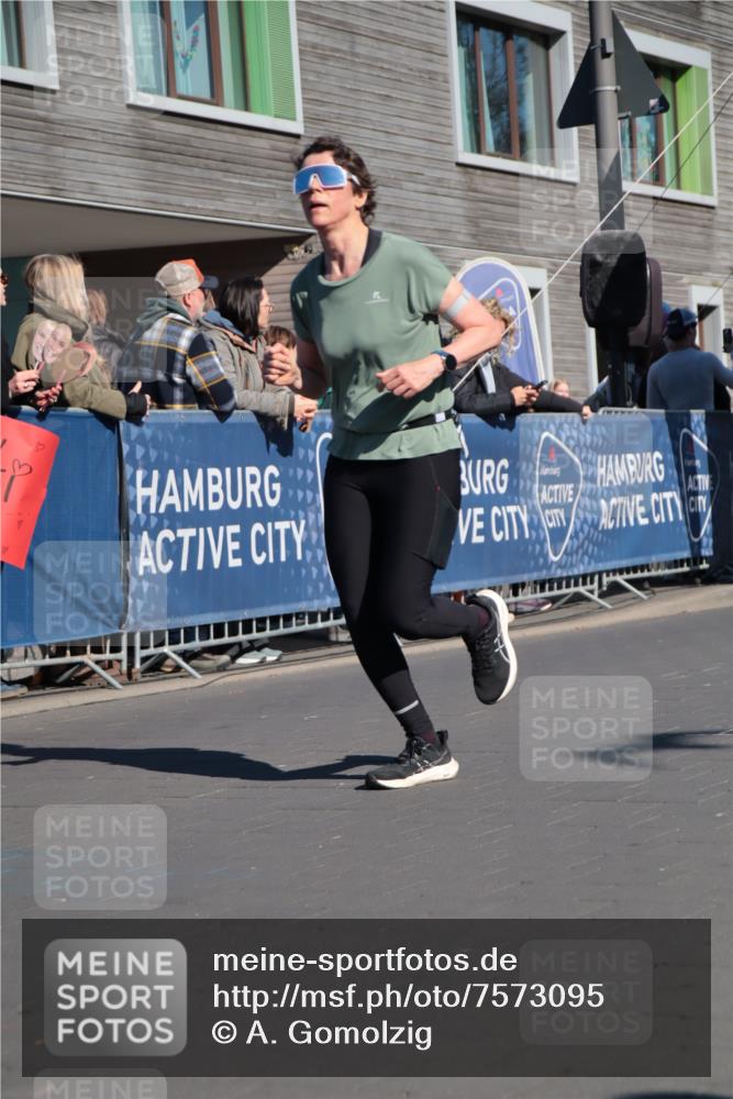 06.04.2025 - 44. Internationalen Wilhelmsburger Insellauf A. Gomolzig http://msf.ph/oto/7573095 06.04.2025 10:43:01 Ziel 3281, 3307, 3324, 3743, 3927, 4181, 4613 meine-sportfotos.de