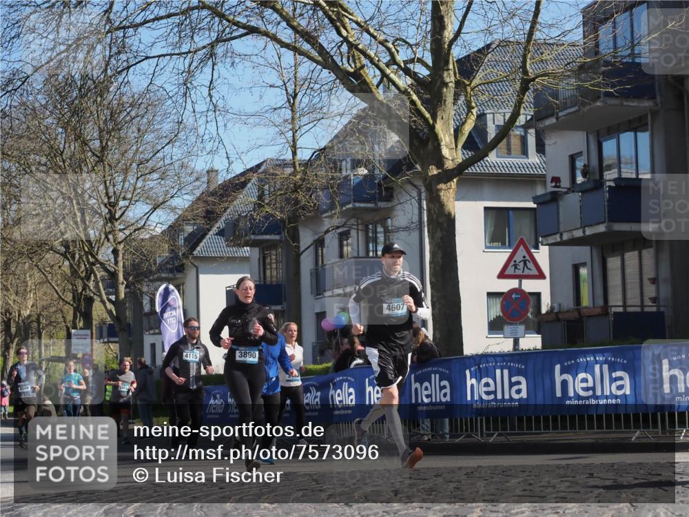 06.04.2025 - 44. Internationalen Wilhelmsburger Insellauf Luisa Fischer http://msf.ph/oto/7573096 06.04.2025 10:41:34 Ziel 4566, 393, 4115, 3890, 4607, 67 meine-sportfotos.de