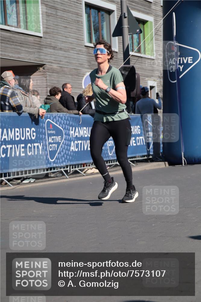 06.04.2025 - 44. Internationalen Wilhelmsburger Insellauf A. Gomolzig http://msf.ph/oto/7573107 06.04.2025 10:43:01 Ziel 3281, 3307, 3324, 3743, 3927, 4181, 4613 meine-sportfotos.de