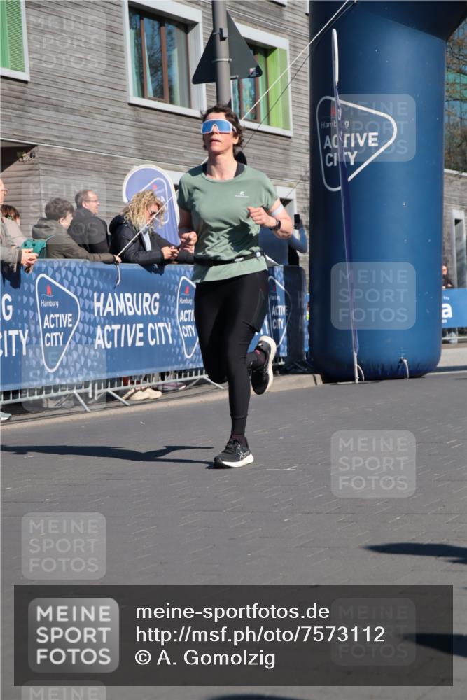 06.04.2025 - 44. Internationalen Wilhelmsburger Insellauf A. Gomolzig http://msf.ph/oto/7573112 06.04.2025 10:43:01 Ziel 3281, 3307, 3324, 3743, 3927, 4181, 4613 meine-sportfotos.de