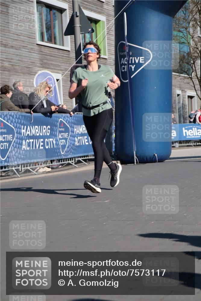 06.04.2025 - 44. Internationalen Wilhelmsburger Insellauf A. Gomolzig http://msf.ph/oto/7573117 06.04.2025 10:43:01 Ziel 3281, 3307, 3324, 3743, 3927, 4181, 4613 meine-sportfotos.de