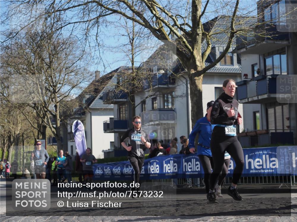06.04.2025 - 44. Internationalen Wilhelmsburger Insellauf Luisa Fischer http://msf.ph/oto/7573232 06.04.2025 10:41:35 Ziel 4115, 4566, 308, 3941, 16, 3890 meine-sportfotos.de