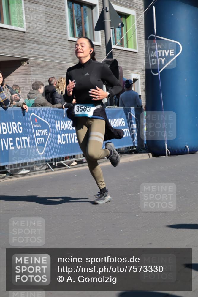 06.04.2025 - 44. Internationalen Wilhelmsburger Insellauf A. Gomolzig http://msf.ph/oto/7573330 06.04.2025 10:42:44 Ziel 3009, 3563, 4506 meine-sportfotos.de