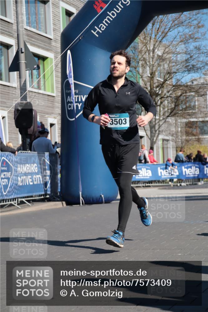 06.04.2025 - 44. Internationalen Wilhelmsburger Insellauf A. Gomolzig http://msf.ph/oto/7573409 06.04.2025 10:42:26 Ziel 3503, 3903, 4240, 4458 meine-sportfotos.de