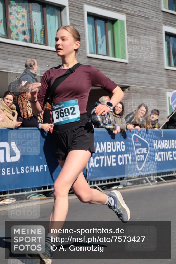 06.04.2025 - 44. Internationalen Wilhelmsburger Insellauf A. Gomolzig http://msf.ph/oto/7573427 06.04.2025 10:42:19 Ziel 3238, 3478, 3629, 3692, 3751, 5065 meine-sportfotos.de