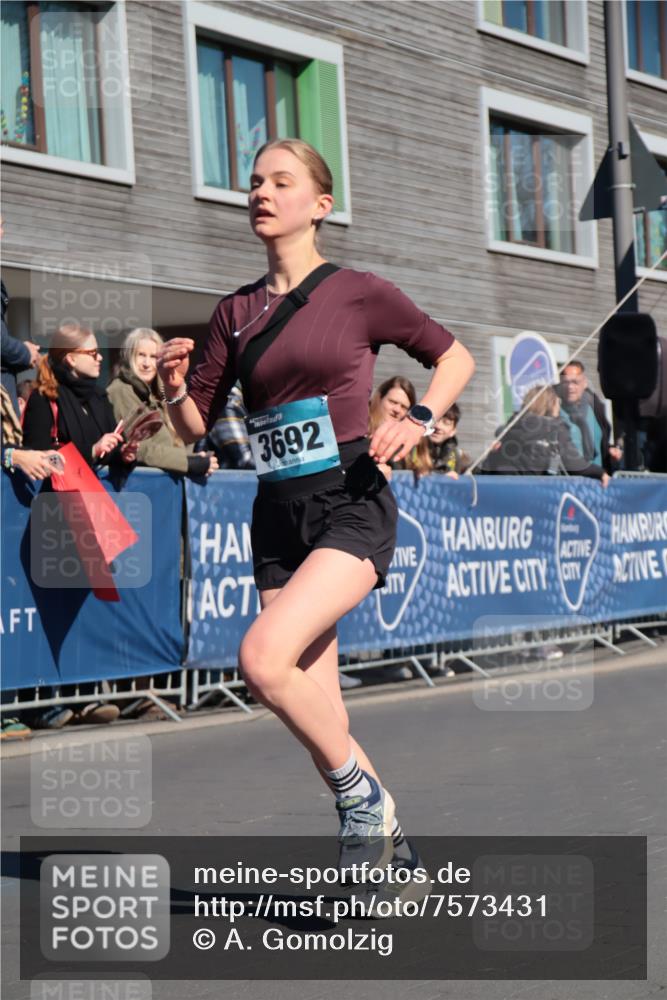 06.04.2025 - 44. Internationalen Wilhelmsburger Insellauf A. Gomolzig http://msf.ph/oto/7573431 06.04.2025 10:42:19 Ziel 3238, 3478, 3629, 3692, 3751, 5065 meine-sportfotos.de
