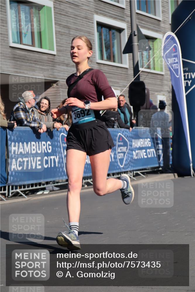 06.04.2025 - 44. Internationalen Wilhelmsburger Insellauf A. Gomolzig http://msf.ph/oto/7573435 06.04.2025 10:42:18 Ziel 3238, 3478, 3629, 3692, 3751, 4350, 5065 meine-sportfotos.de