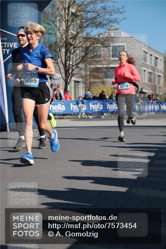 06.04.2025 - 44. Internationalen Wilhelmsburger Insellauf A. Gomolzig http://msf.ph/oto/7573454 06.04.2025 10:42:16 Ziel 3238, 3478, 3629, 3692, 3751, 3761, 4130, 4350, 4581, 5065 meine-sportfotos.de