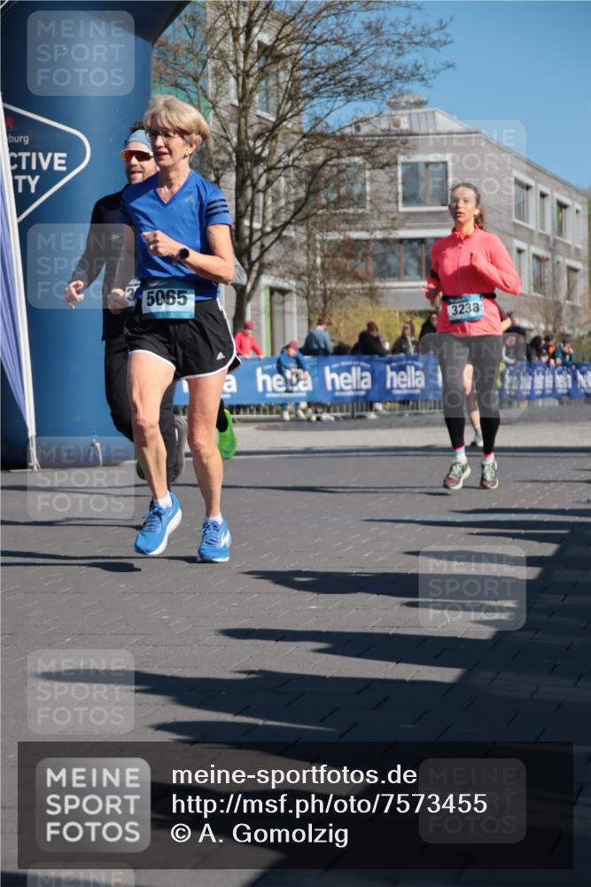 06.04.2025 - 44. Internationalen Wilhelmsburger Insellauf A. Gomolzig http://msf.ph/oto/7573455 06.04.2025 10:42:16 Ziel 3238, 3478, 3629, 3692, 3751, 3761, 4130, 4350, 4581, 5065 meine-sportfotos.de