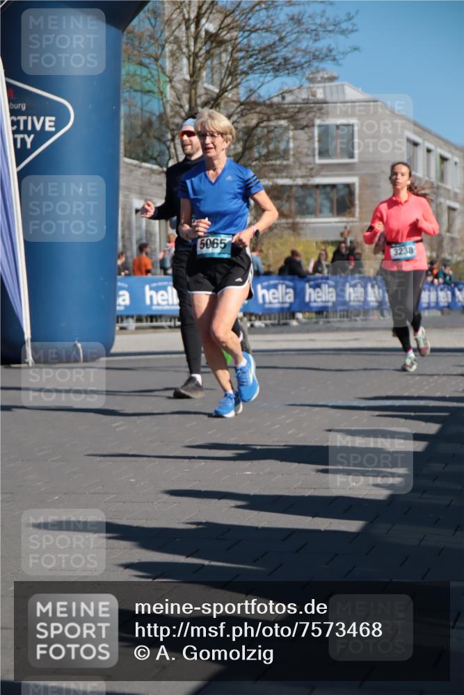 06.04.2025 - 44. Internationalen Wilhelmsburger Insellauf A. Gomolzig http://msf.ph/oto/7573468 06.04.2025 10:42:15 Ziel 3238, 3478, 3629, 3692, 3751, 3761, 4130, 4350, 4581, 5065, 5111 meine-sportfotos.de