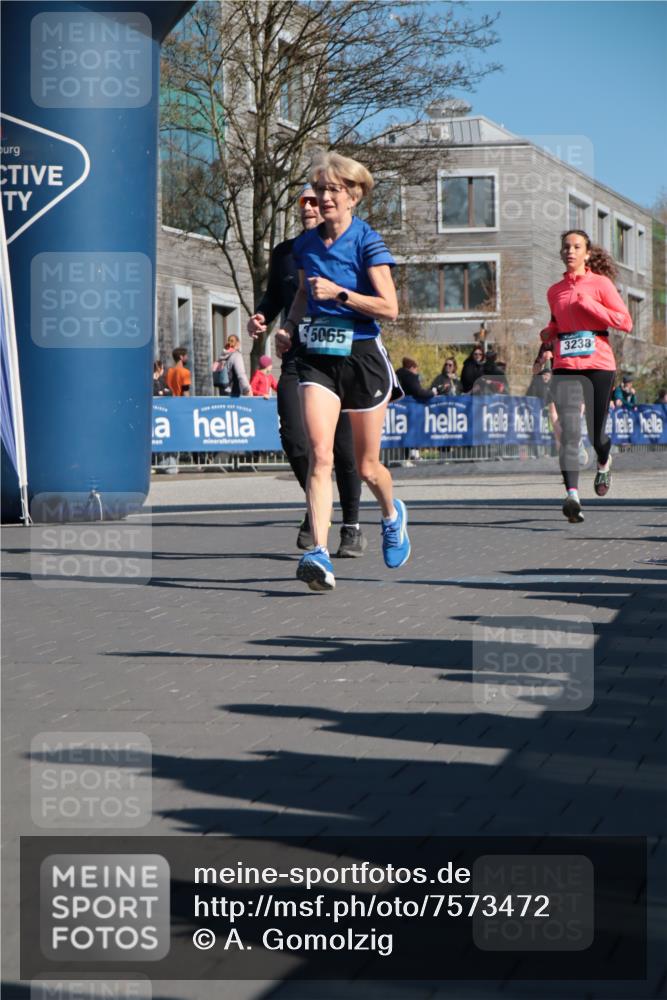 06.04.2025 - 44. Internationalen Wilhelmsburger Insellauf A. Gomolzig http://msf.ph/oto/7573472 06.04.2025 10:42:15 Ziel 3238, 3478, 3629, 3692, 3751, 3761, 4130, 4350, 4581, 5065, 5111 meine-sportfotos.de