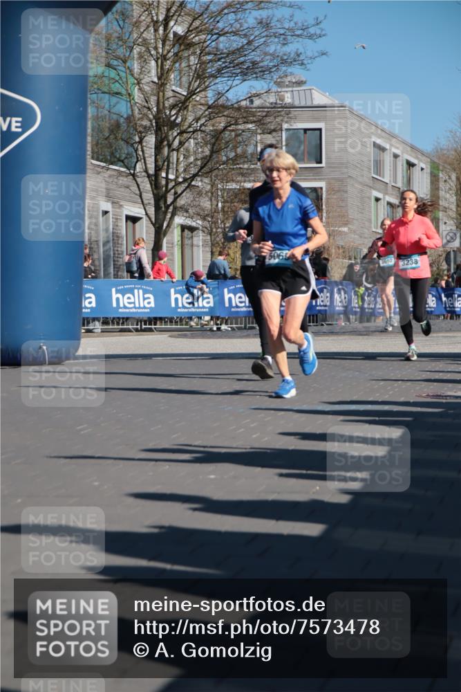 06.04.2025 - 44. Internationalen Wilhelmsburger Insellauf A. Gomolzig http://msf.ph/oto/7573478 06.04.2025 10:42:14 Ziel 3238, 3478, 3629, 3692, 3751, 3761, 4130, 4350, 4581, 5065, 5111 meine-sportfotos.de