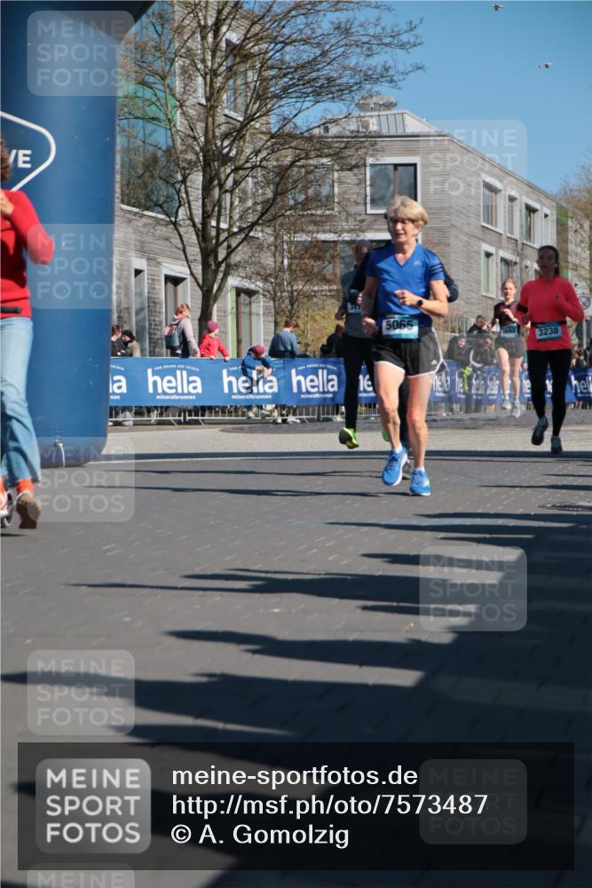 06.04.2025 - 44. Internationalen Wilhelmsburger Insellauf A. Gomolzig http://msf.ph/oto/7573487 06.04.2025 10:42:14 Ziel 3238, 3478, 3629, 3692, 3751, 3761, 4130, 4350, 4581, 5065, 5111 meine-sportfotos.de