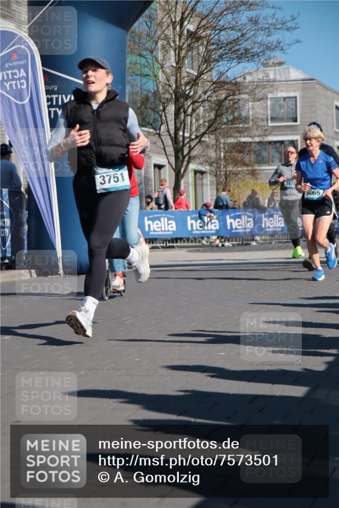 06.04.2025 - 44. Internationalen Wilhelmsburger Insellauf A. Gomolzig http://msf.ph/oto/7573501 06.04.2025 10:42:14 Ziel 3238, 3478, 3629, 3692, 3751, 3761, 4130, 4350, 4581, 5065, 5111 meine-sportfotos.de