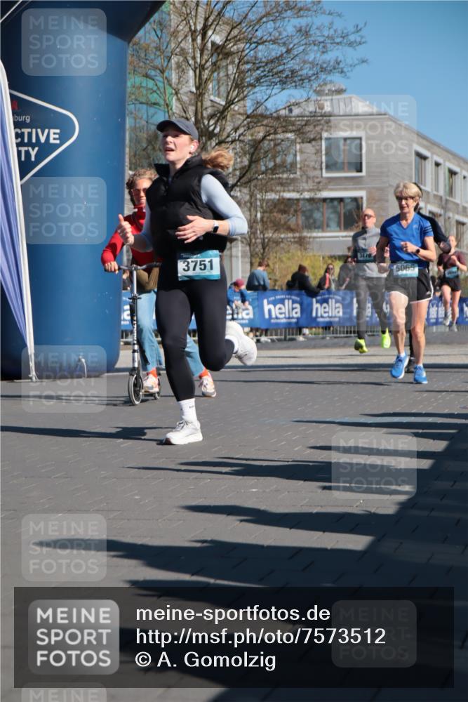 06.04.2025 - 44. Internationalen Wilhelmsburger Insellauf A. Gomolzig http://msf.ph/oto/7573512 06.04.2025 10:42:14 Ziel 3238, 3478, 3629, 3692, 3751, 3761, 4130, 4350, 4581, 5065, 5111 meine-sportfotos.de