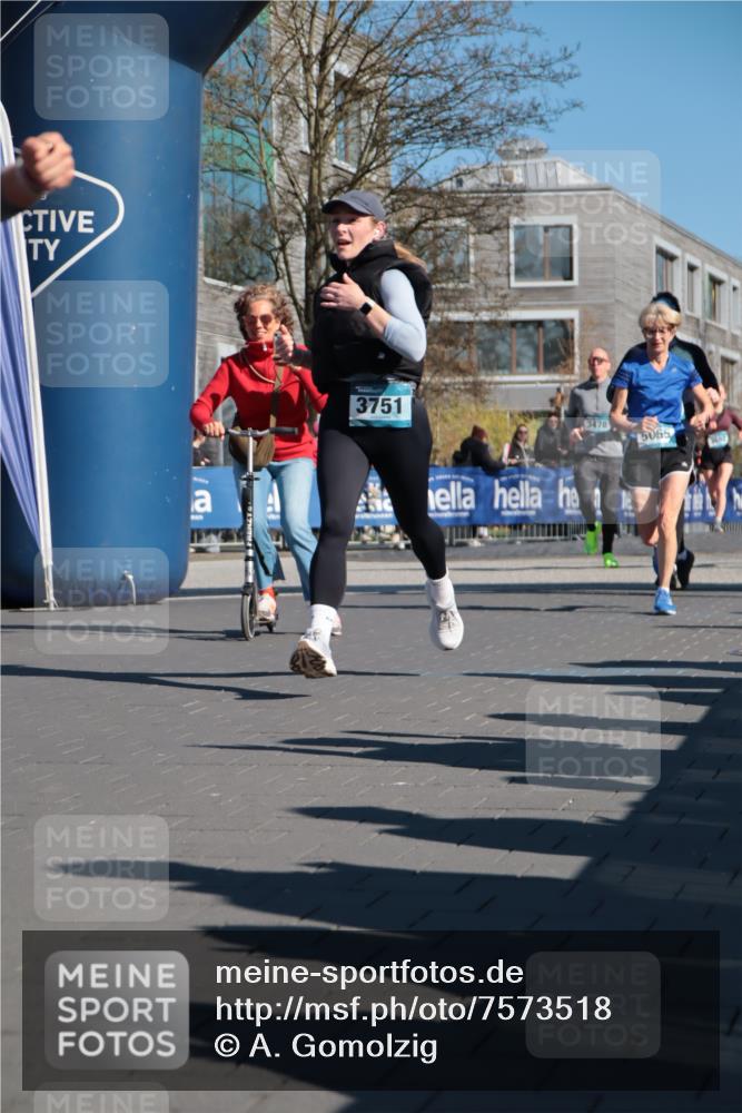 06.04.2025 - 44. Internationalen Wilhelmsburger Insellauf A. Gomolzig http://msf.ph/oto/7573518 06.04.2025 10:42:13 Ziel 3238, 3478, 3629, 3692, 3751, 3761, 4130, 4350, 4581, 5065, 5111 meine-sportfotos.de