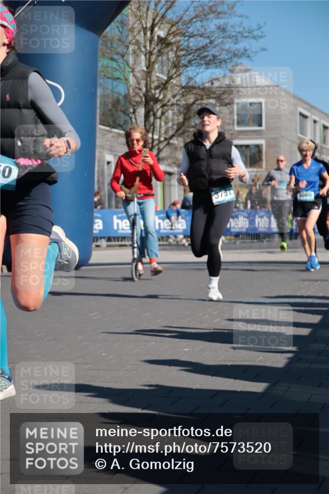 06.04.2025 - 44. Internationalen Wilhelmsburger Insellauf A. Gomolzig http://msf.ph/oto/7573520 06.04.2025 10:42:13 Ziel 3238, 3478, 3629, 3692, 3751, 3761, 4130, 4350, 4581, 5065, 5111 meine-sportfotos.de