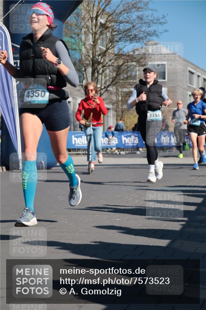 06.04.2025 - 44. Internationalen Wilhelmsburger Insellauf A. Gomolzig http://msf.ph/oto/7573523 06.04.2025 10:42:13 Ziel 3238, 3478, 3629, 3692, 3751, 3761, 4130, 4350, 4581, 5065, 5111 meine-sportfotos.de