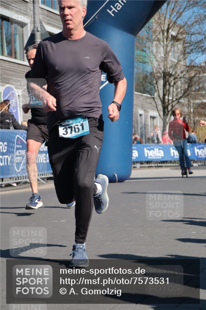 06.04.2025 - 44. Internationalen Wilhelmsburger Insellauf A. Gomolzig http://msf.ph/oto/7573531 06.04.2025 10:42:12 Ziel 3238, 3478, 3629, 3692, 3751, 3761, 4130, 4350, 4581, 5065, 5111 meine-sportfotos.de