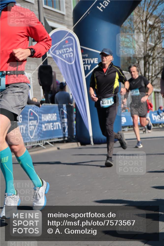 06.04.2025 - 44. Internationalen Wilhelmsburger Insellauf A. Gomolzig http://msf.ph/oto/7573567 06.04.2025 10:42:10 Ziel 3751, 3761, 4130, 4350, 4366, 4581, 5111 meine-sportfotos.de