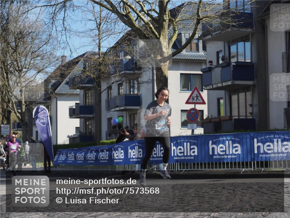 06.04.2025 - 44. Internationalen Wilhelmsburger Insellauf Luisa Fischer http://msf.ph/oto/7573568 06.04.2025 10:41:46 Ziel 3656, 3093, 3 meine-sportfotos.de