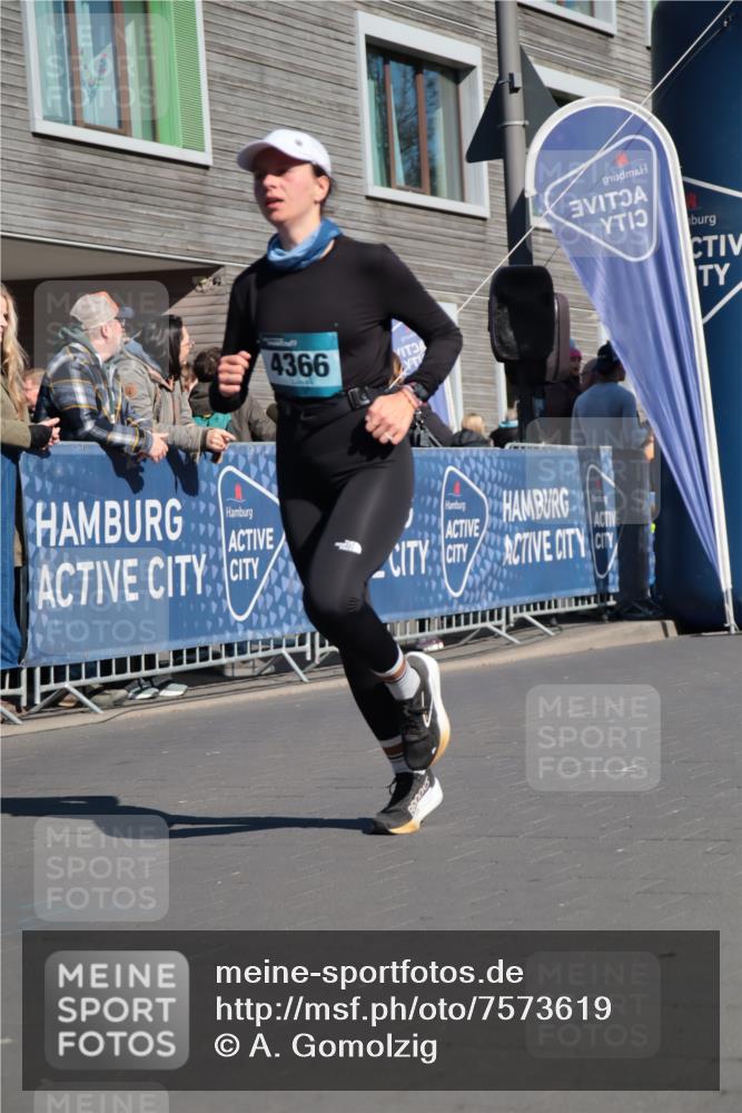 06.04.2025 - 44. Internationalen Wilhelmsburger Insellauf A. Gomolzig http://msf.ph/oto/7573619 06.04.2025 10:42:06 Ziel 3761, 4130, 4366, 4581, 5111 meine-sportfotos.de
