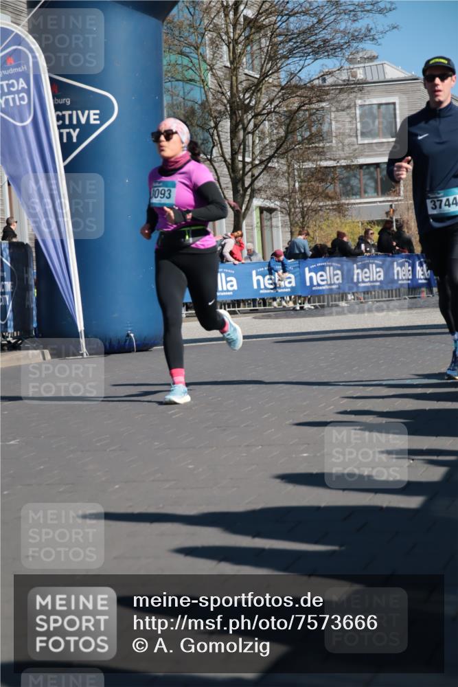 06.04.2025 - 44. Internationalen Wilhelmsburger Insellauf A. Gomolzig http://msf.ph/oto/7573666 06.04.2025 10:41:58 Ziel 3093, 3656, 3744 meine-sportfotos.de