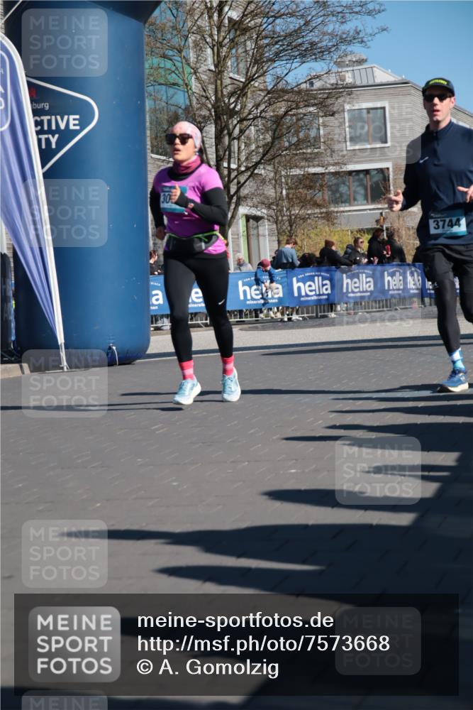 06.04.2025 - 44. Internationalen Wilhelmsburger Insellauf A. Gomolzig http://msf.ph/oto/7573668 06.04.2025 10:41:58 Ziel 3093, 3656, 3744 meine-sportfotos.de