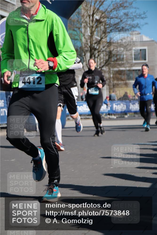 06.04.2025 - 44. Internationalen Wilhelmsburger Insellauf A. Gomolzig http://msf.ph/oto/7573848 06.04.2025 10:41:42 Ziel 3017, 3432, 3446, 3830, 3890, 3891, 4115, 4412, 4566, 4607 meine-sportfotos.de