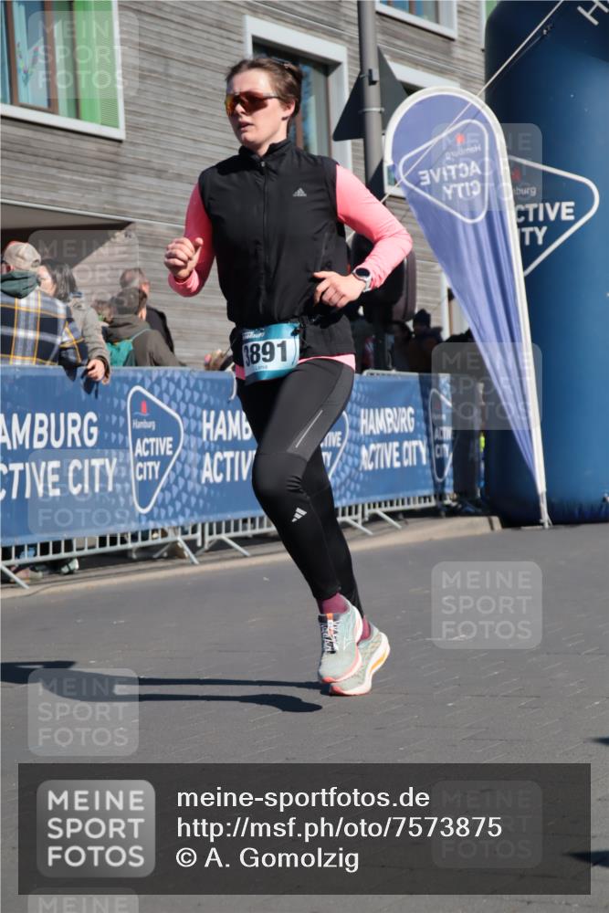 06.04.2025 - 44. Internationalen Wilhelmsburger Insellauf A. Gomolzig http://msf.ph/oto/7573875 06.04.2025 10:41:40 Ziel 3017, 3432, 3446, 3830, 3890, 3891, 4115, 4412, 4607 meine-sportfotos.de