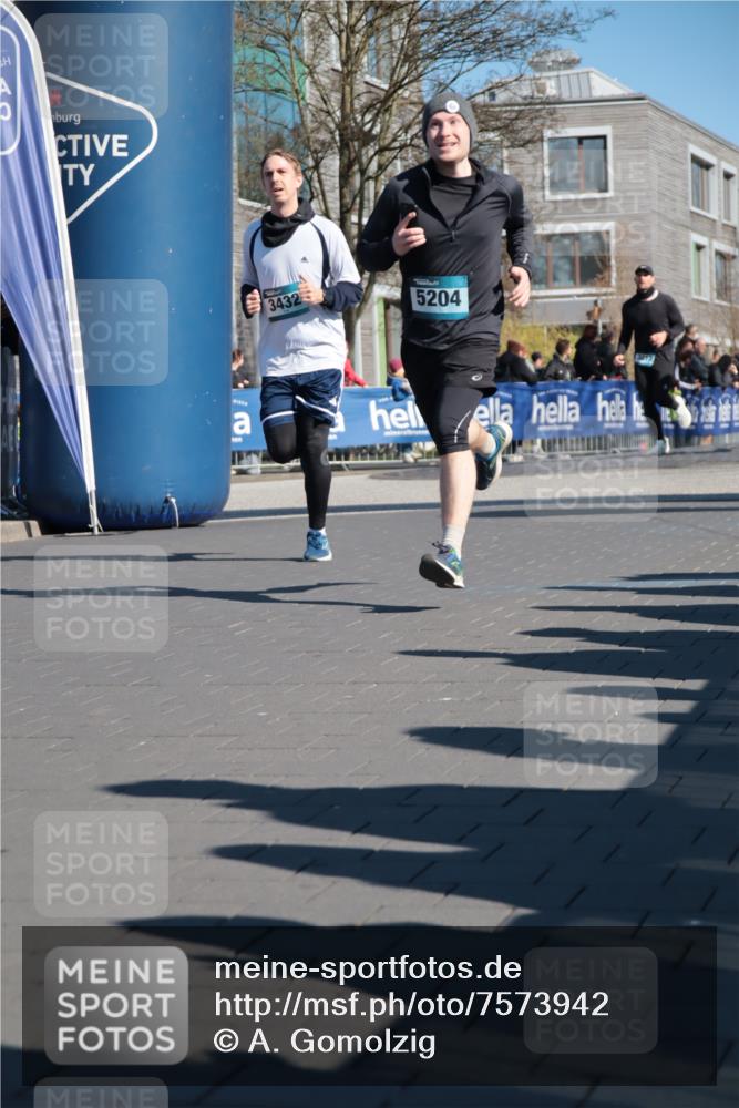 06.04.2025 - 44. Internationalen Wilhelmsburger Insellauf A. Gomolzig http://msf.ph/oto/7573942 06.04.2025 10:41:35 Ziel 3017, 3104, 3255, 3432, 3891, 3975, 4412, 5204 meine-sportfotos.de