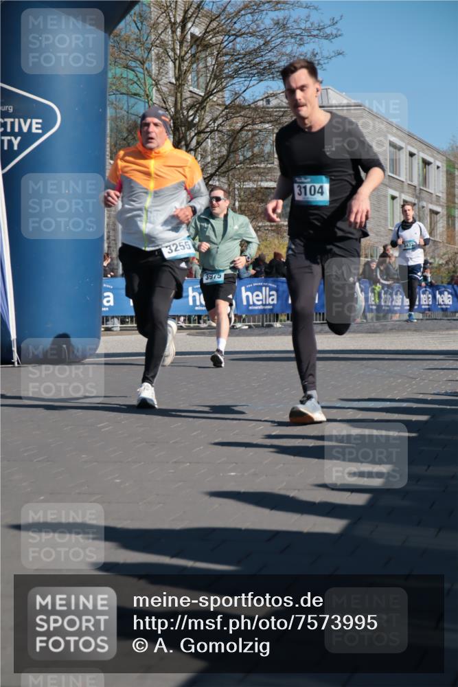 06.04.2025 - 44. Internationalen Wilhelmsburger Insellauf A. Gomolzig http://msf.ph/oto/7573995 06.04.2025 10:41:31 Ziel 3104, 3255, 3432, 3975, 5204 meine-sportfotos.de