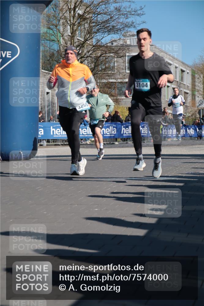 06.04.2025 - 44. Internationalen Wilhelmsburger Insellauf A. Gomolzig http://msf.ph/oto/7574000 06.04.2025 10:41:31 Ziel 3104, 3255, 3432, 3975, 5204 meine-sportfotos.de