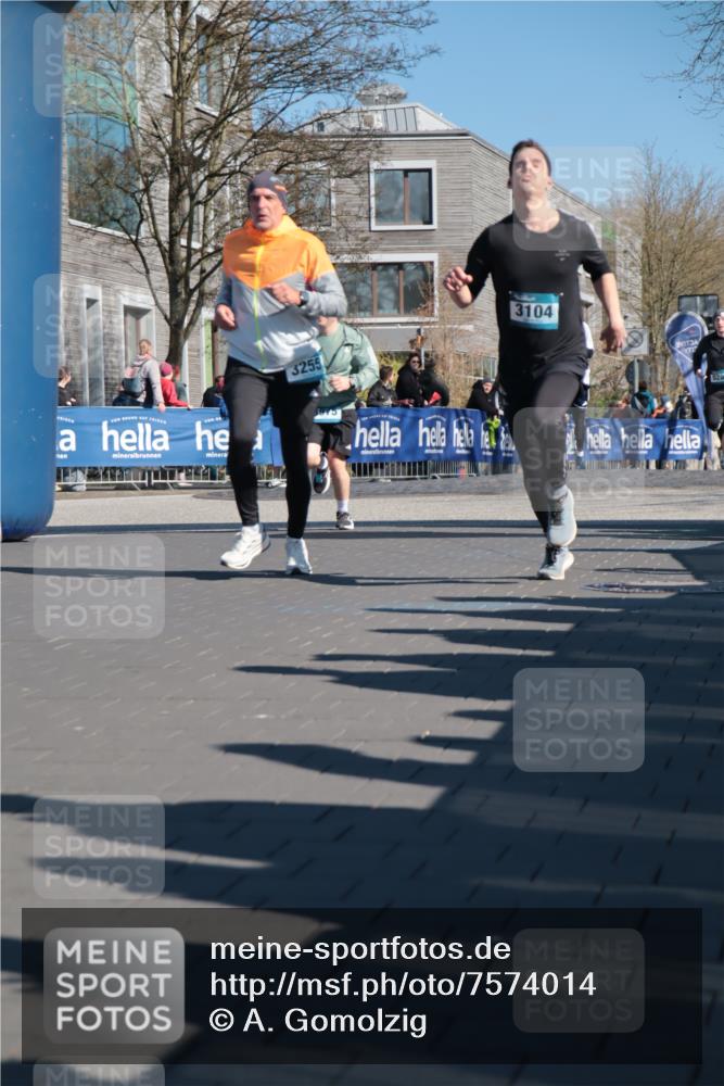 06.04.2025 - 44. Internationalen Wilhelmsburger Insellauf A. Gomolzig http://msf.ph/oto/7574014 06.04.2025 10:41:31 Ziel 3104, 3255, 3432, 3975, 5204 meine-sportfotos.de