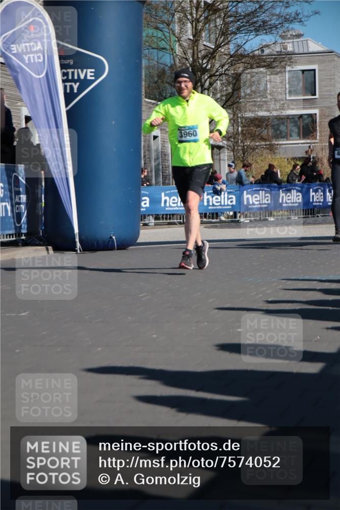 06.04.2025 - 44. Internationalen Wilhelmsburger Insellauf A. Gomolzig http://msf.ph/oto/7574052 06.04.2025 10:41:24 Ziel 3208, 3960, 4078, 4554, 4586 meine-sportfotos.de