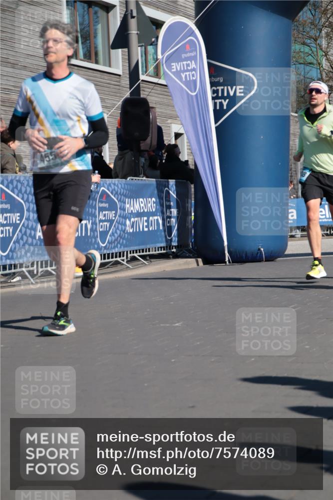 06.04.2025 - 44. Internationalen Wilhelmsburger Insellauf A. Gomolzig http://msf.ph/oto/7574089 06.04.2025 10:41:21 Ziel 3208, 3960, 4078, 4233, 4554, 4586 meine-sportfotos.de