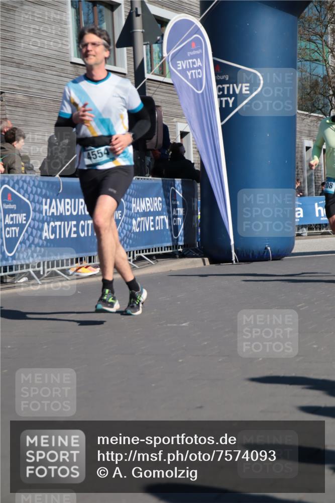 06.04.2025 - 44. Internationalen Wilhelmsburger Insellauf A. Gomolzig http://msf.ph/oto/7574093 06.04.2025 10:41:21 Ziel 3208, 3960, 4078, 4233, 4554, 4586 meine-sportfotos.de