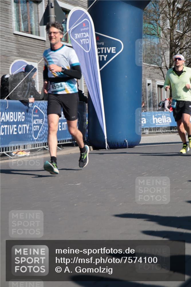 06.04.2025 - 44. Internationalen Wilhelmsburger Insellauf A. Gomolzig http://msf.ph/oto/7574100 06.04.2025 10:41:21 Ziel 3208, 3960, 4078, 4233, 4554, 4586 meine-sportfotos.de