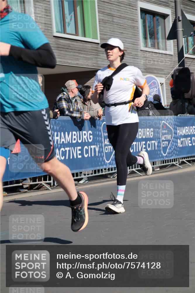 06.04.2025 - 44. Internationalen Wilhelmsburger Insellauf A. Gomolzig http://msf.ph/oto/7574128 06.04.2025 10:41:13 Ziel 4069, 4111, 4233, 4499 meine-sportfotos.de