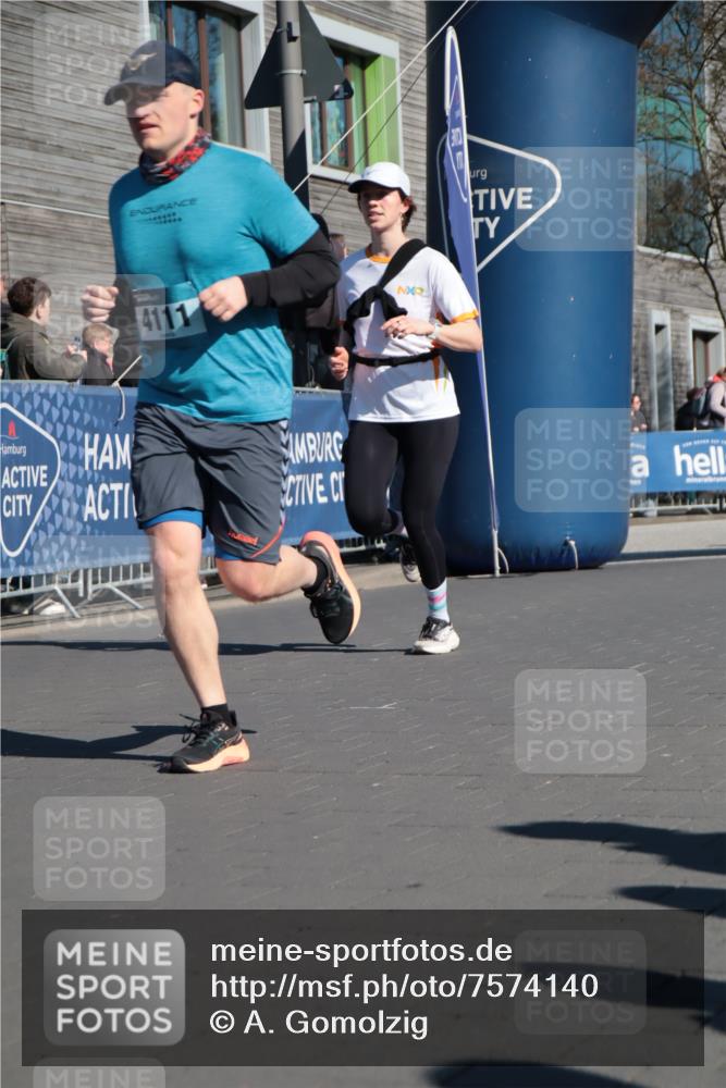 06.04.2025 - 44. Internationalen Wilhelmsburger Insellauf A. Gomolzig http://msf.ph/oto/7574140 06.04.2025 10:41:13 Ziel 4069, 4111, 4233, 4499 meine-sportfotos.de