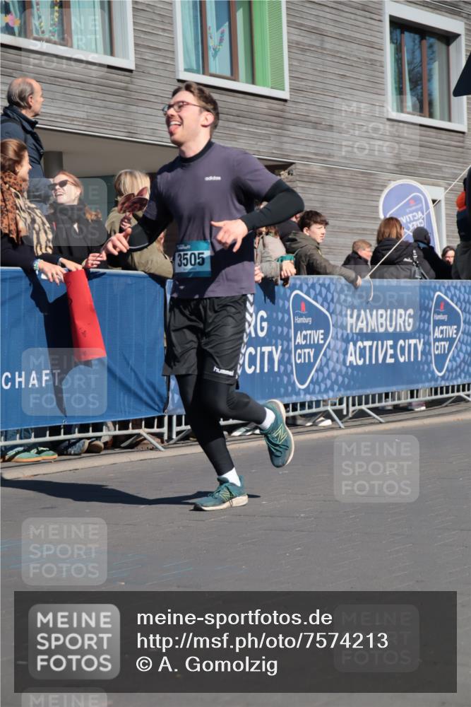 06.04.2025 - 44. Internationalen Wilhelmsburger Insellauf A. Gomolzig http://msf.ph/oto/7574213 06.04.2025 10:41:01 Ziel 3390, 3505, 3635, 4011, 4241, 4481, 5132 meine-sportfotos.de