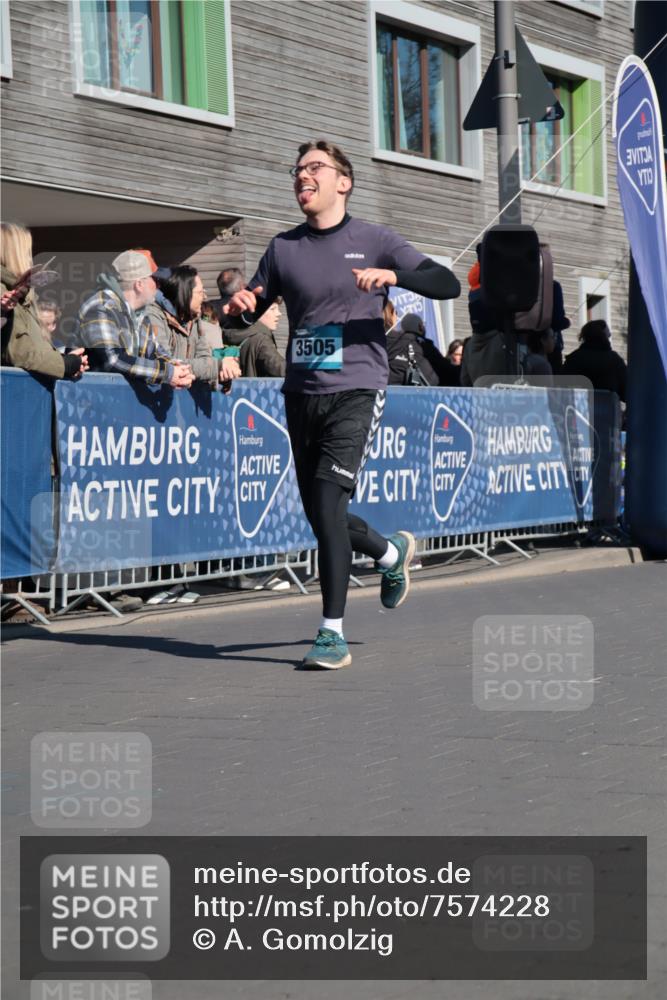 06.04.2025 - 44. Internationalen Wilhelmsburger Insellauf A. Gomolzig http://msf.ph/oto/7574228 06.04.2025 10:41:01 Ziel 3390, 3505, 3635, 4011, 4241, 4481, 5132 meine-sportfotos.de