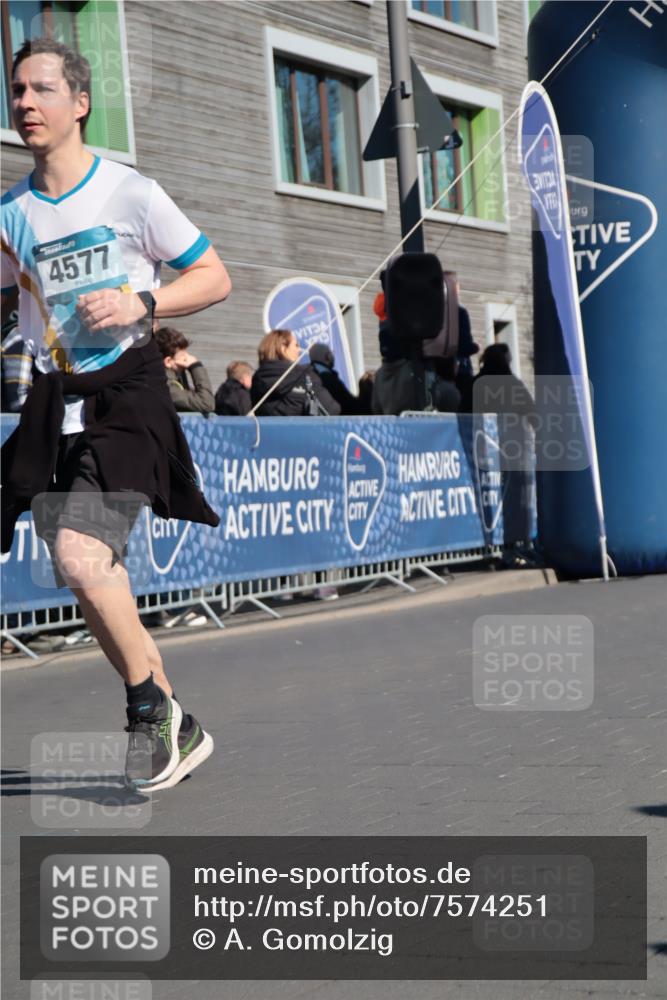 06.04.2025 - 44. Internationalen Wilhelmsburger Insellauf A. Gomolzig http://msf.ph/oto/7574251 06.04.2025 10:40:55 Ziel 4147, 4241, 4280, 4577, 5132 meine-sportfotos.de