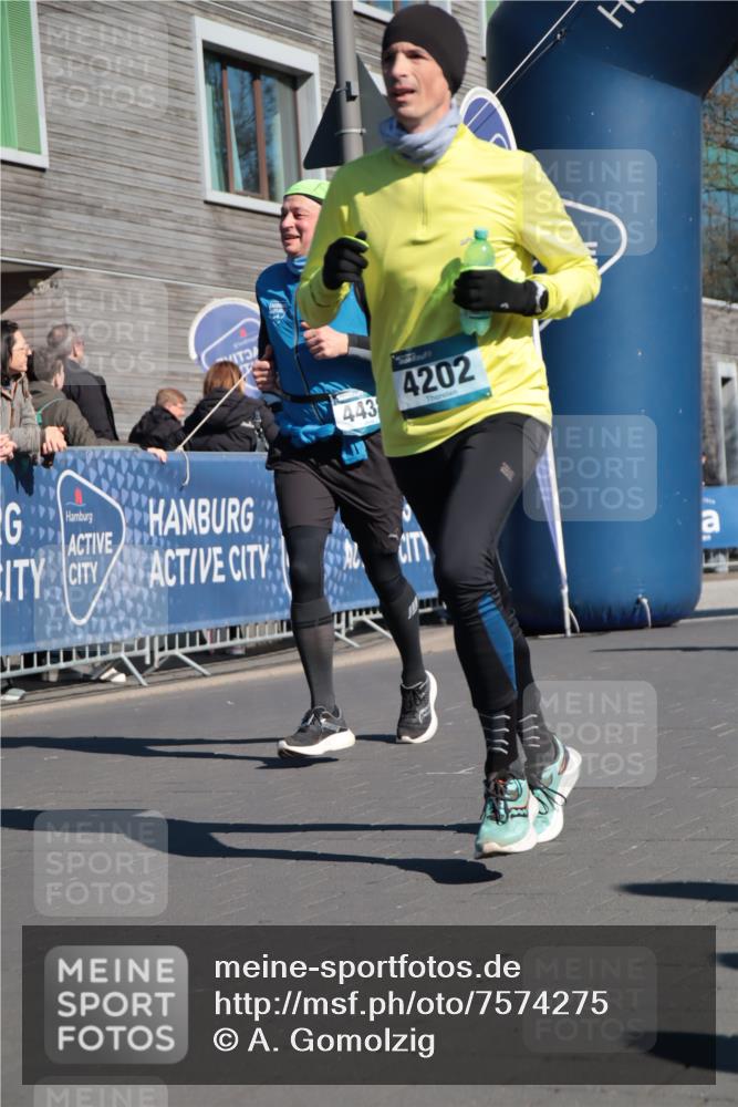 06.04.2025 - 44. Internationalen Wilhelmsburger Insellauf A. Gomolzig http://msf.ph/oto/7574275 06.04.2025 10:40:42 Ziel 3086, 3120, 3365, 3467, 4202, 4438 meine-sportfotos.de